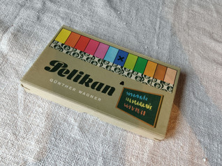 Pelikan 745 sinisiä taululiituja pahvirasiassa 
