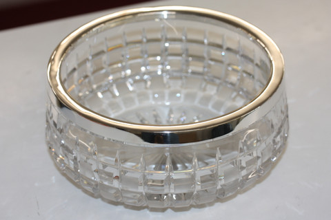 kastekulho hopeapannalla