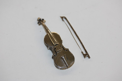 Koriste-esine hopeinen viulu