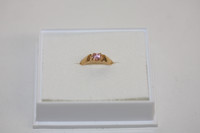 kultainen kastesormus vaalenpunaisella kivellä