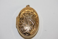 kultainen iso medaljonki