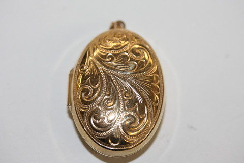 kultainen iso medaljonki