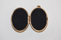 kultainen iso medaljonki