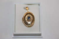 kultainen medaljonki sinisafiirilla