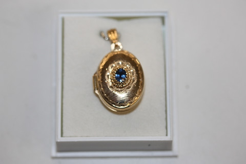 kultainen medaljonki sinisafiirilla