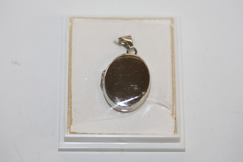 valkokultainen medaljonki