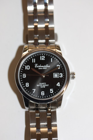 mustataulunen rannekello