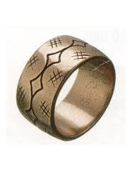 pronssinen suomuhaukisormus