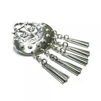 Hopeinen kuutar rintaneula