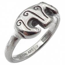 hopeinen karhusormus