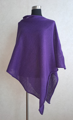 Tyylikäs poncho, Suomessa valmistettu, väri violetti.