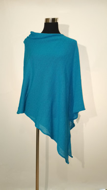 Tyylikäs poncho, valmistettu Suomessa.