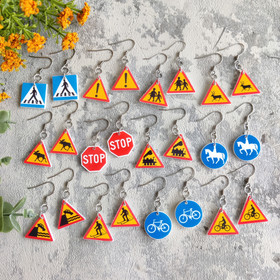 Liikennemerkkikorvakorut01M