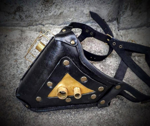 Steampunk tyylinen pitkä nahkamaski messinkikoristein 