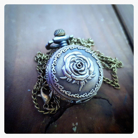 Small battery pocket watch with rose decor