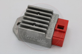 Jännitteensäädin punainen pistoke, Aprilia / Derbi / Gilera