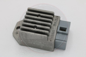 Jännitteensäädin harmaa pistoke, Aprilia / Derbi / Gilera