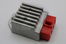 Jännitteensäädin punainen pistoke, Aprilia / Derbi / Gilera