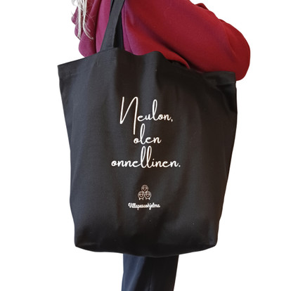 Musta kangaskassi logolla