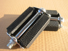 BLOCK PEDALS FINE DIAMOND CUT, NO REFLECTORS, 9/16