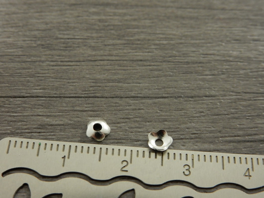 Helmihattu kukka, 4mm, kirkashopea, 50kpl