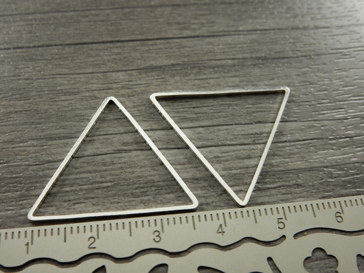 Linkki kolmio, 24x27x0.8mm, umpi, kirkashopea, 1kpl