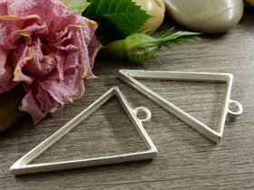 Riipus/ korukehys kolmio, 37x25mm, kirkashopea, 1kpl