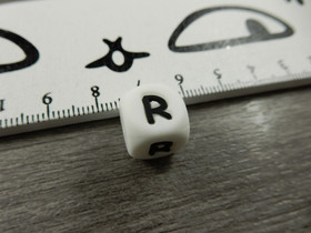 Kirjainhelmi R, 12mm, valkoinen, 1kpl