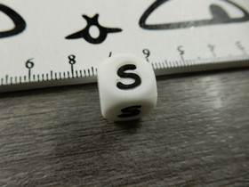 Kirjainhelmi S, 12mm, valkoinen, 1kpl