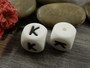 Kirjainhelmi K, 12mm, valkoinen, 1kpl