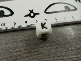 Kirjainhelmi K, 12mm, valkoinen, 1kpl