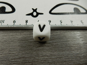 Kirjainhelmi V, 12mm, valkoinen, 1kpl