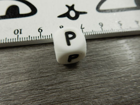 Kirjainhelmi P, 12mm, valkoinen, 1kpl