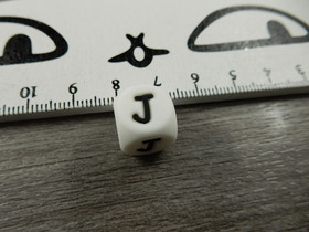 Kirjainhelmi J, 12mm, valkoinen, 1kpl