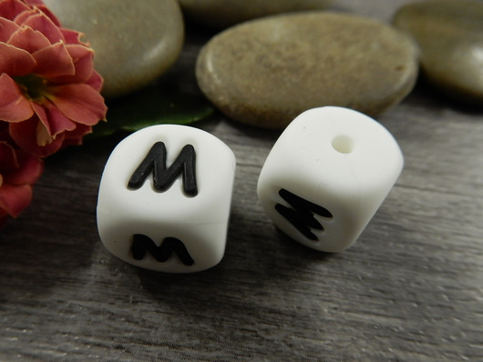 Kirjainhelmi M ja W , 12mm, valkoinen, 1kpl