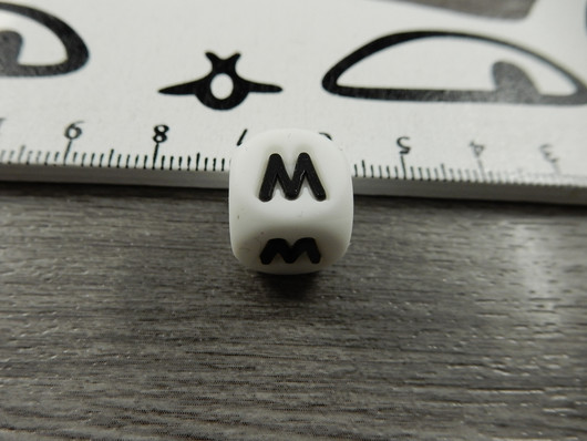 Kirjainhelmi M ja W , 12mm, valkoinen, 1kpl