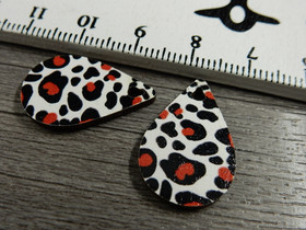 Puuriipus pisara, 23x15mm, valkoinen-punainen-musta, 1kpl