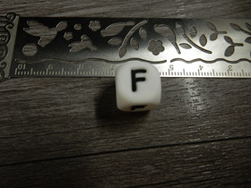 Kirjainhelmi F, 12mm, valkoinen, 1kpl