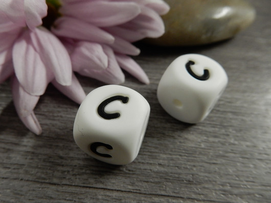 Kirjainhelmi C, 12mm, valkoinen, 1kpl