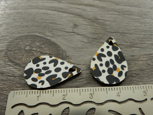 Puuriipus pisara, 23x15mm, valkoinen-keltainen-musta, 1kpl