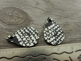 Puuriipus pisara, 23x15mm, valkoinen-musta, 1kpl