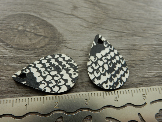 Puuriipus pisara, 23x15mm, valkoinen-musta, 1kpl