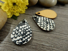 Puuriipus pisara, 23x15mm, valkoinen-musta, 1kpl