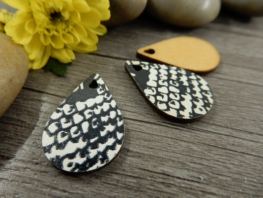 Puuriipus pisara, 23x15mm, valkoinen-musta, 1kpl