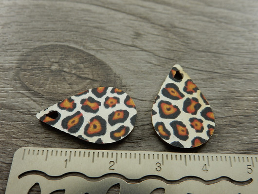 Puuriipus pisara, 23x15mm, valkoinen-oranssi-musta, 1kpl