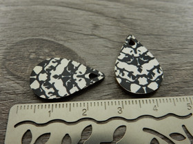 Puuriipus pisara, 23x15mm, musta-valkoinen, 1kpl