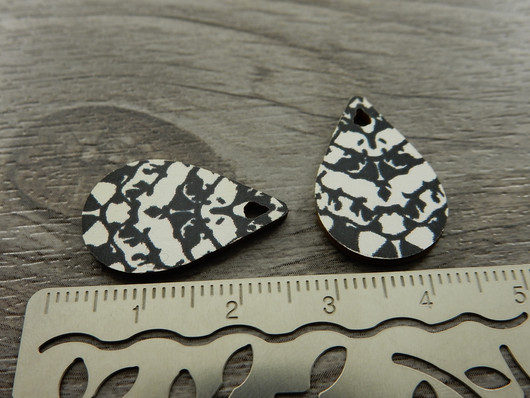 Puuriipus pisara, 23x15mm, musta-valkoinen, 1kpl