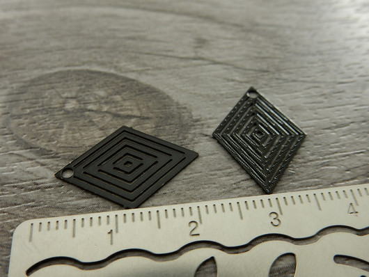 Kuvioriipus, 15x20mm, musta, 1kpl