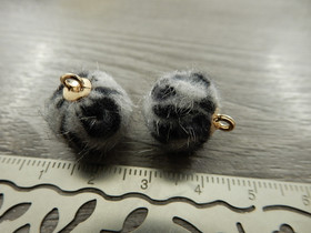 Pom pom riipus, 17x14mm, valkoinen-harmaa-musta/kulta, 1kpl