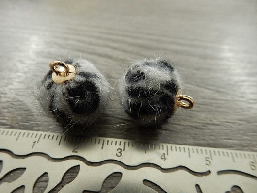 Pom pom riipus, 17x14mm, valkoinen-harmaa-musta/kulta, 1kpl